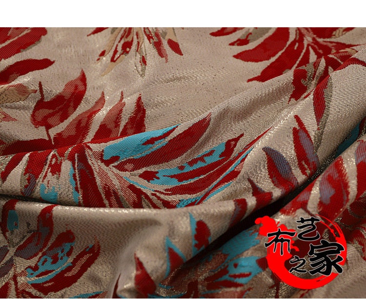 Tissu jacquard argenté : 150 cm de large. Idéal pour l’ameublement, les costumes et la décoration.
