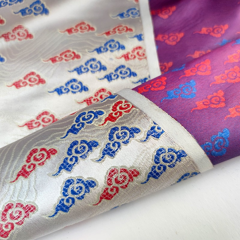 Tissu brocart nuage : jacquard de soie et rayonne, tissu pour la confection de robes de costume