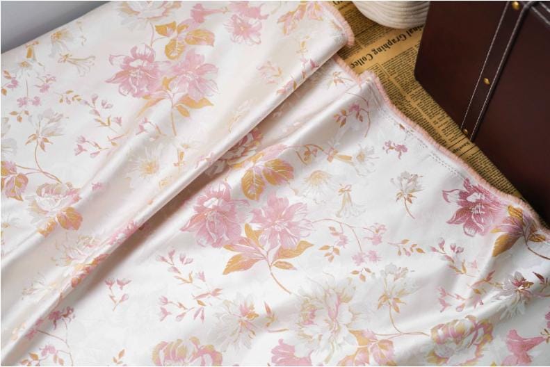 Tissu jacquard à motif floral et fil doré : texture 3D, largeur 160 cm, vendu au mètre