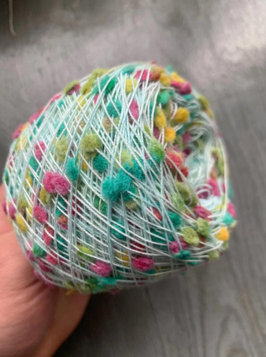 Fil de ping-pong artisanal aux couleurs acidulées : pelotes de laine mélangées à faire soi-même