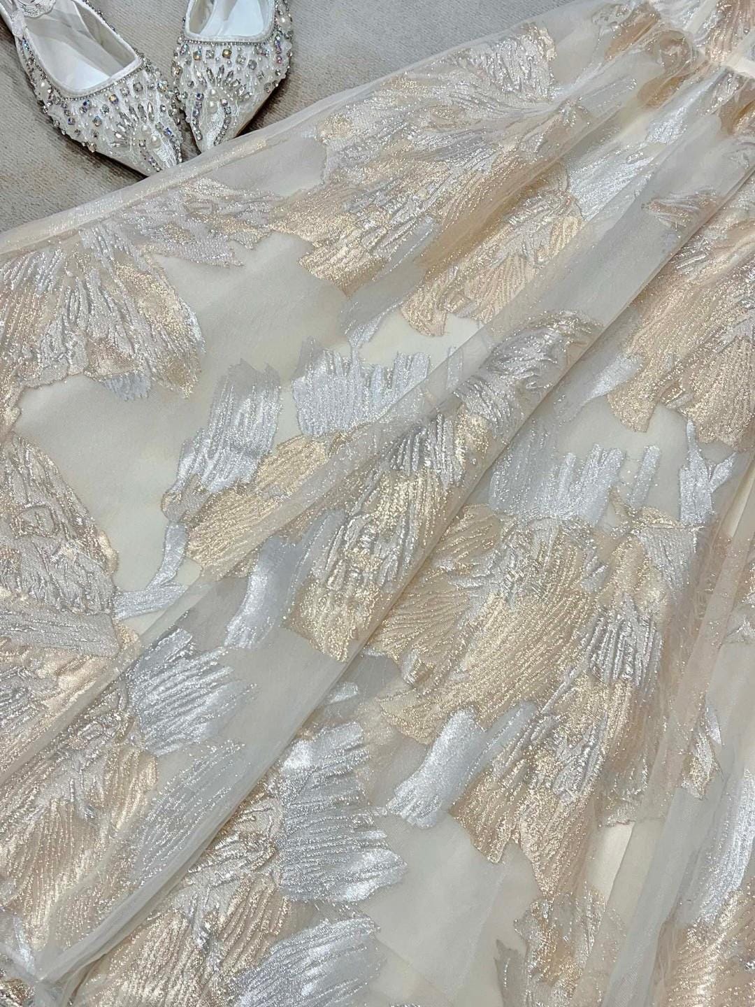 Tissu jacquard doré en relief : motif feuille d’érable vintage, 140 cm de large