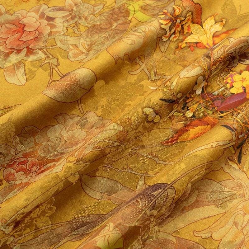Tissu satiné de soie à motif floral thé : 150 cm de large, imprimé numérique abricot