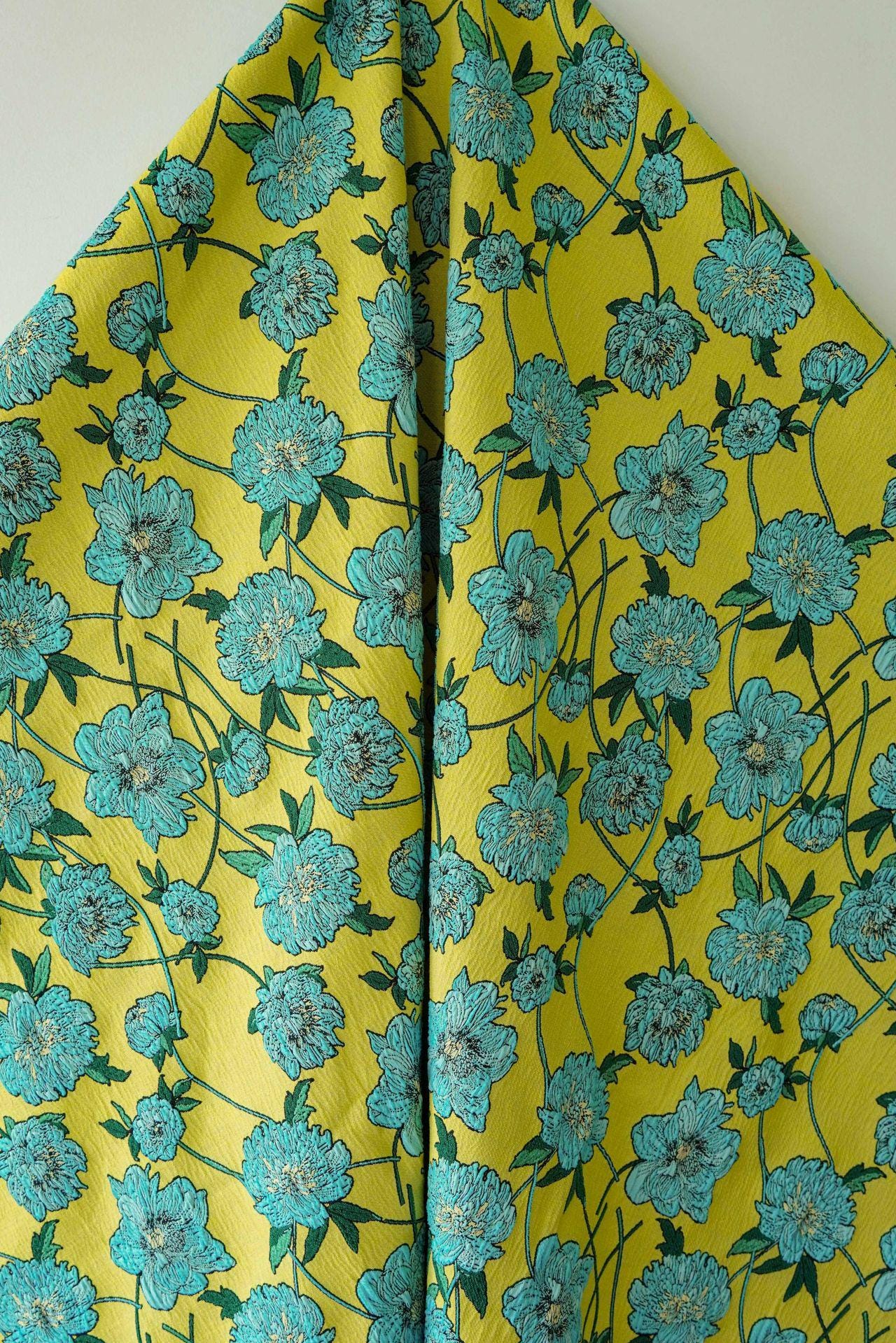 Tissu jacquard réversible : motif floral 3D bleu et jaune, largeur 135 cm