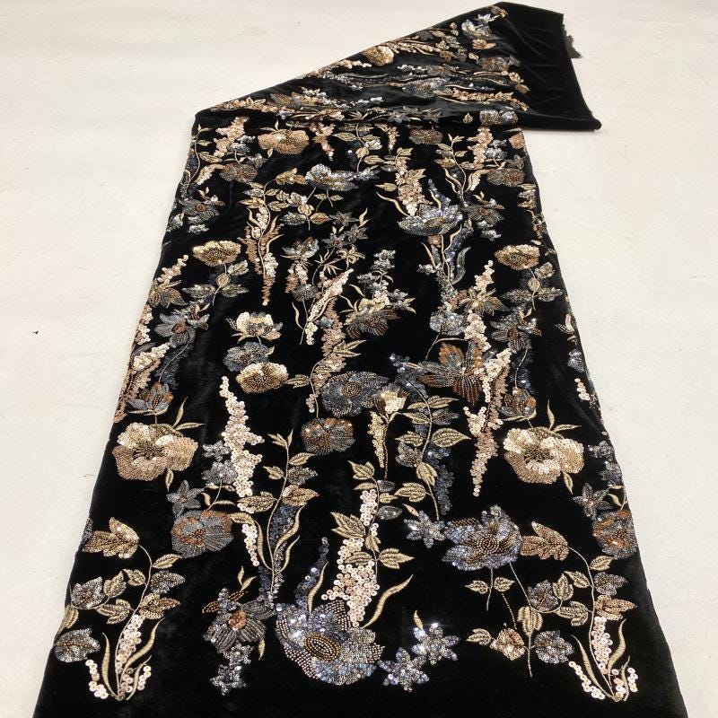 Tissu velours brodé à motifs floraux ���� Paillettes et perles" large