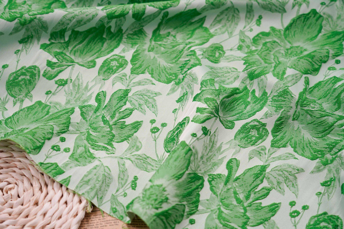 Tissu jacquard à motif de feuilles vertes : texture peinture à l’huile 3D, 135 cm de large