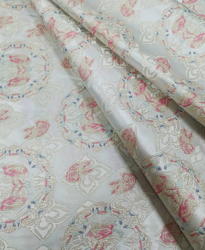 Tissu jacquard vintage : motif papillon et fleur en fil doré, 145 cm de large - au mètre