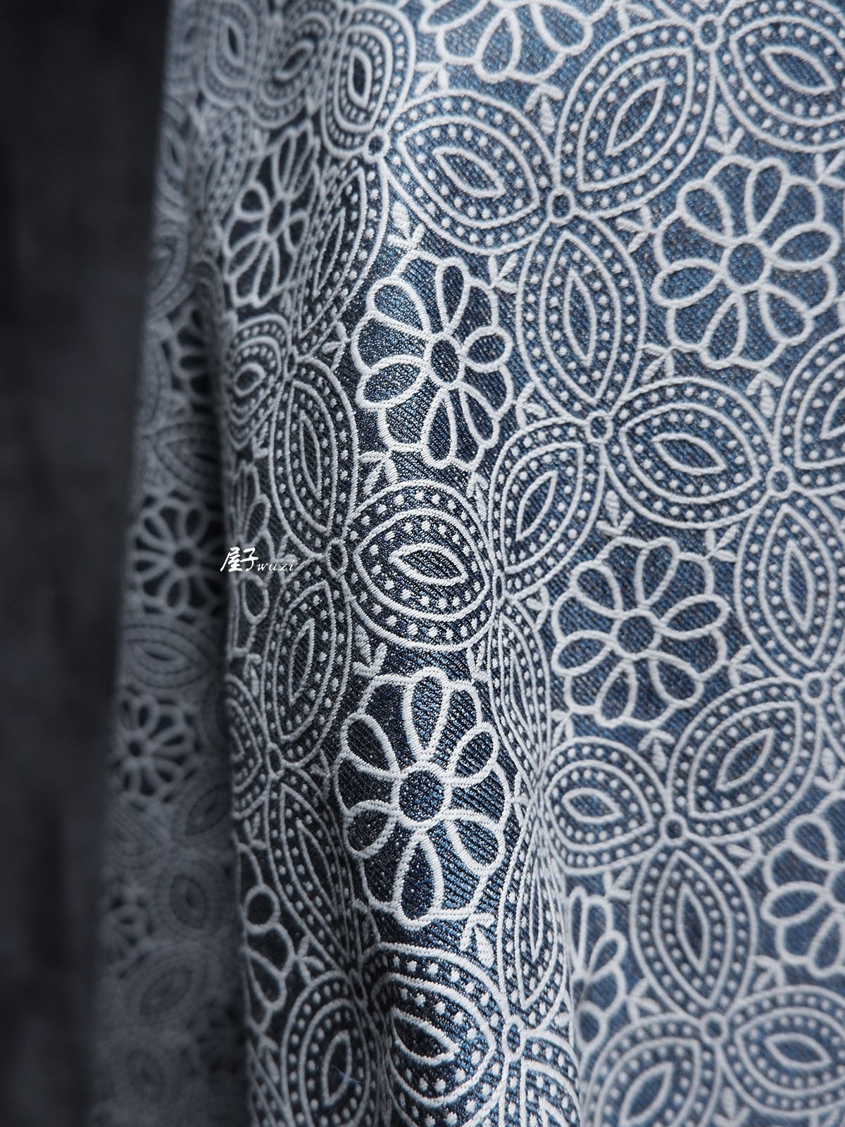 Tissu denim jacquard à motif floral : Matière première pour la couture, 145 cm