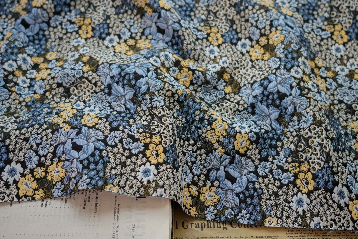 Tissu jacquard à motif floral : polyester texturé 3D, largeur 150 cm