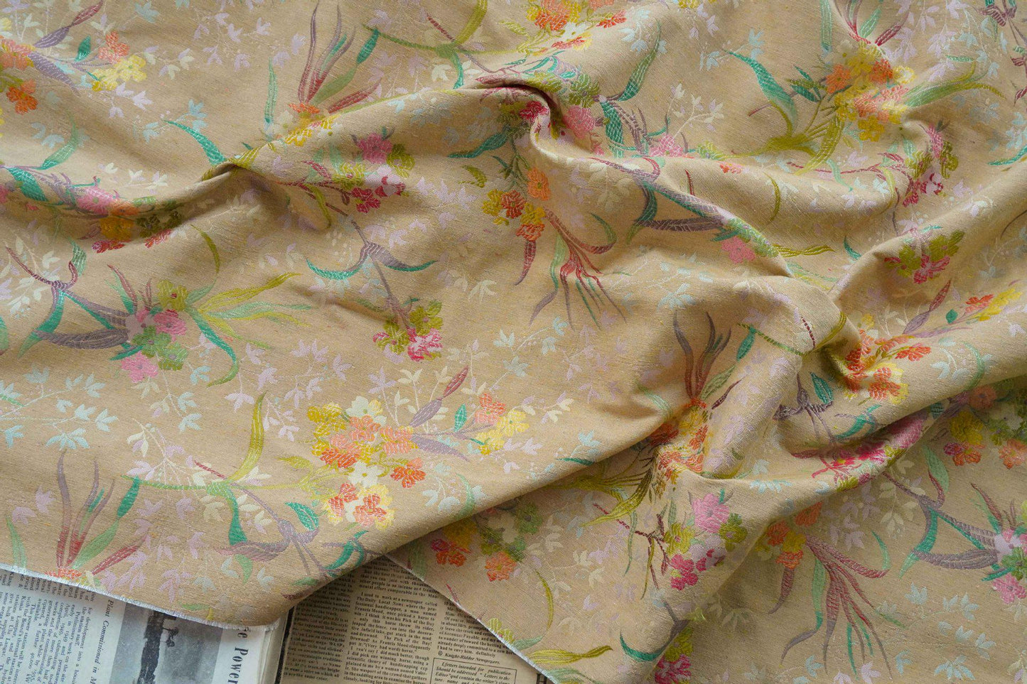 Tissu brocart de soie à motif floral : mélange polyester-rayonne de 160 cm de large