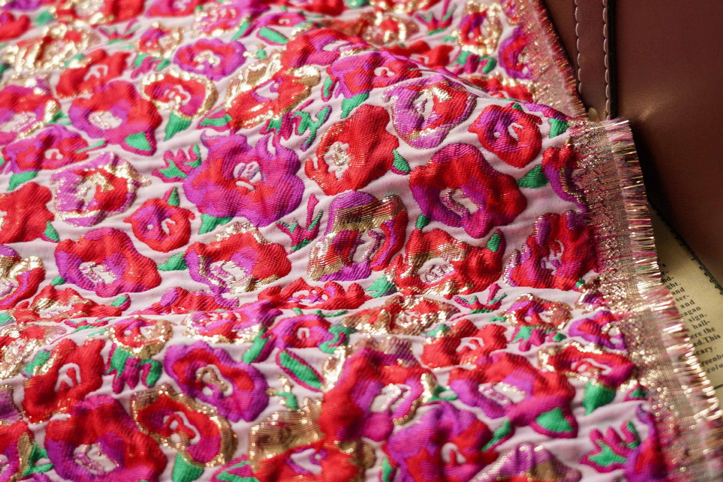 Tissu jacquard floral à fil doré : rouge et rose, 3D, pour ameublement, costumes et décoration - 137 cm de large