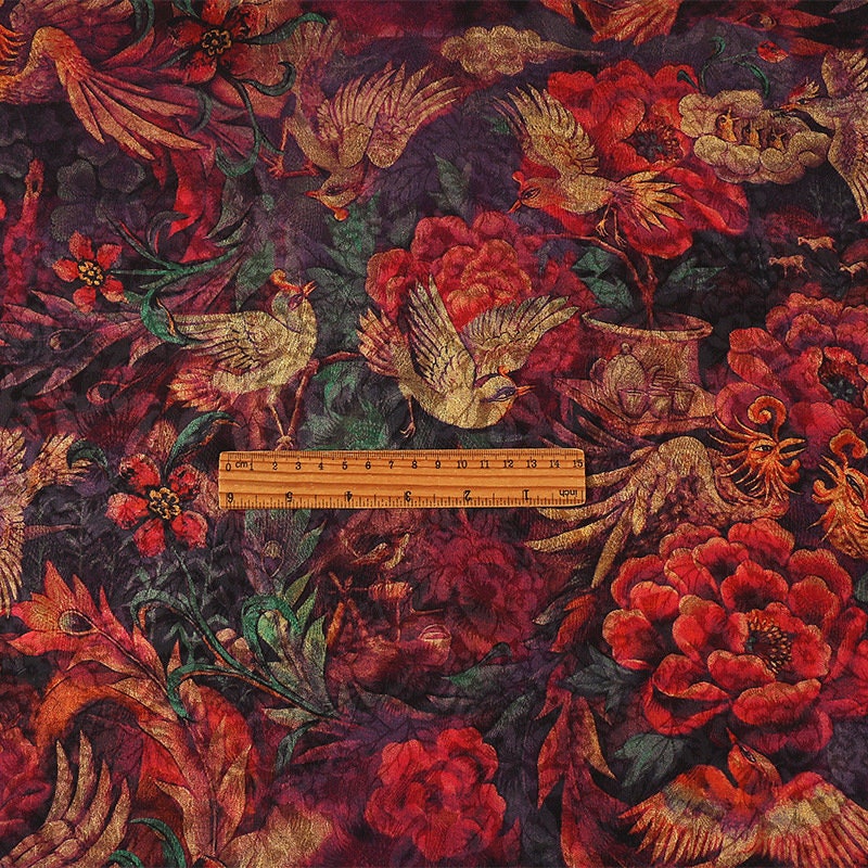 Tissu imprimé floral rouge et oiseaux : mélange de polyester soyeux et d’élasthanne, 150 cm de large