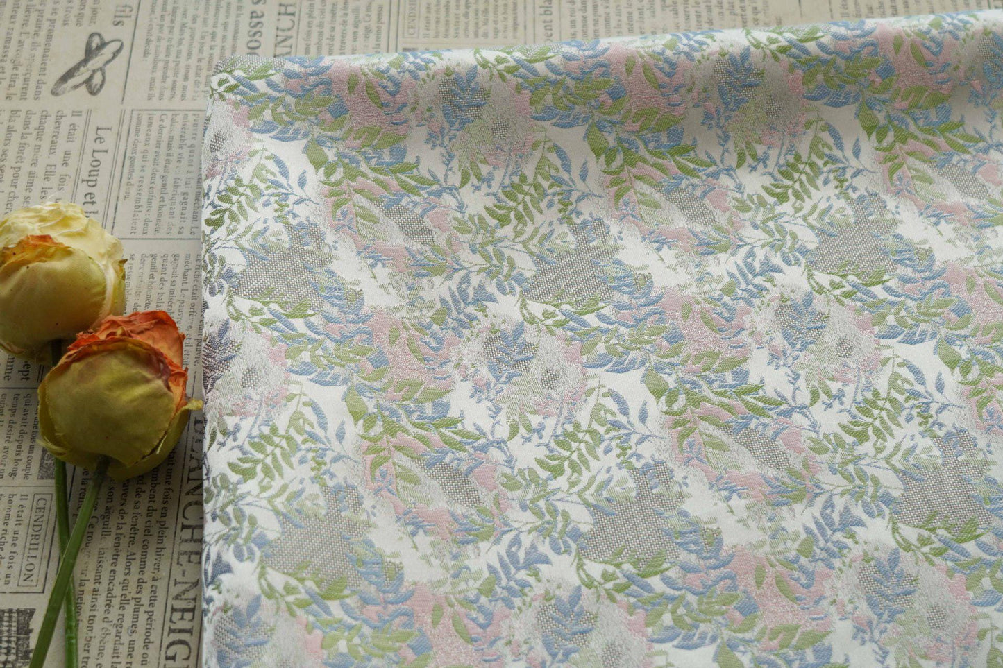 Tissu brocart magnolia gris clair : couture de cheongsam chinois et de robe tibétaine