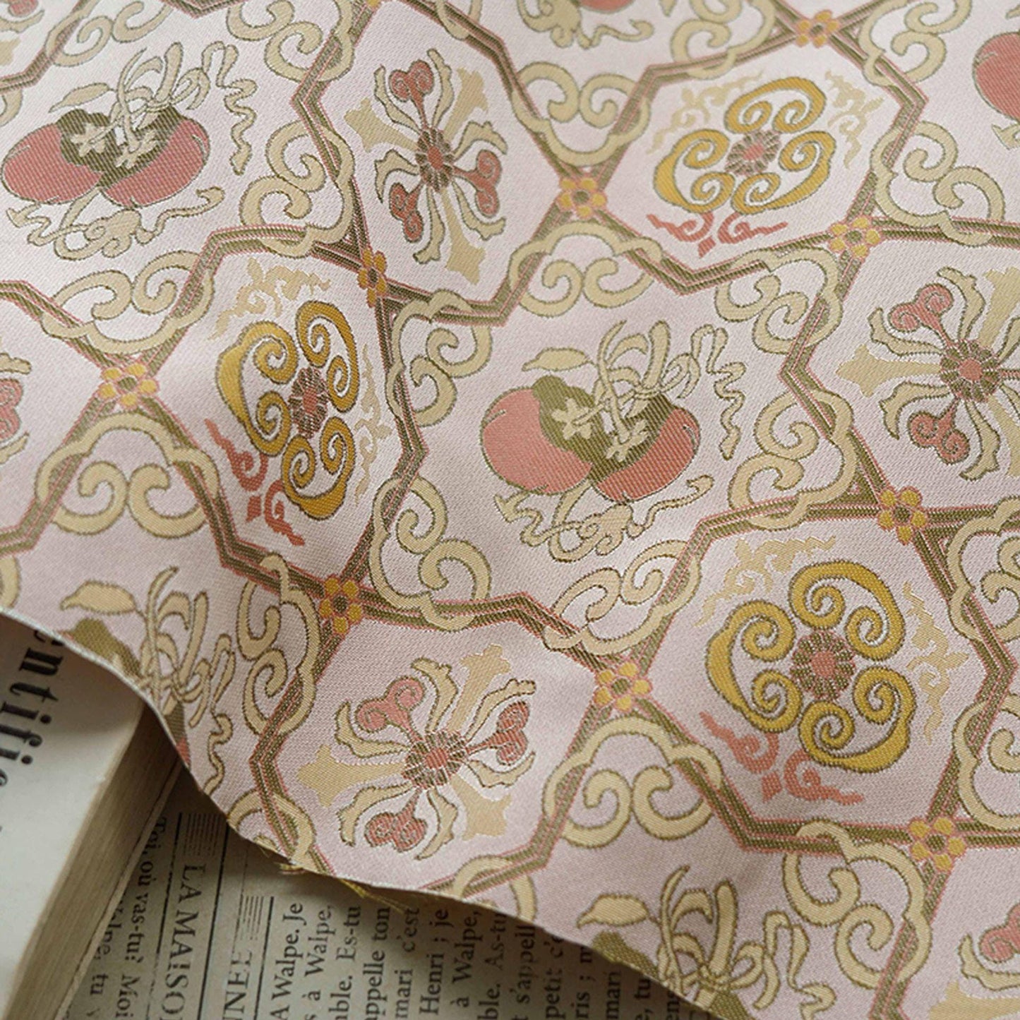 Tissu cheongsam en brocart rose clair : Huit trésors Ruyi, 150 cm de large