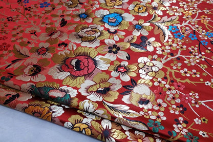 Tissu brocart de soie rouge : motif floral pivoine, tissu de mariage