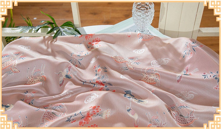 Tissu jacquard à motif cerf Sika : mélange de soie et de rayonne aux reflets colorés