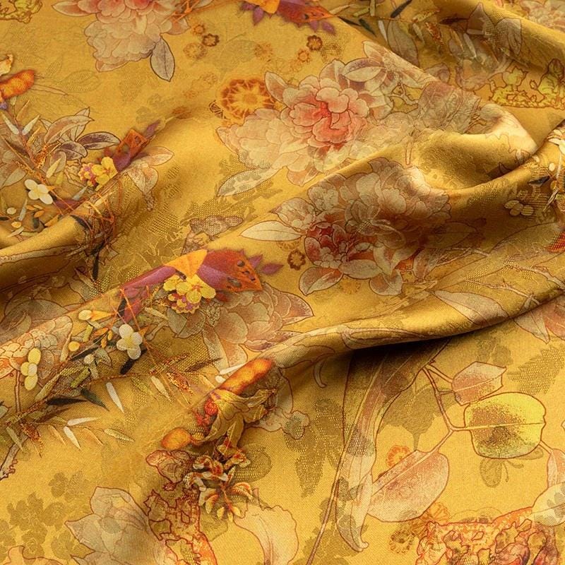 Tissu satiné de soie à motif floral thé : 150 cm de large, imprimé numérique abricot