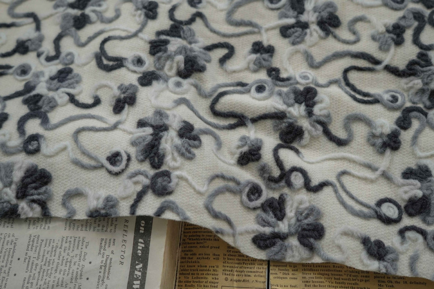 Tissu peluche à fleurs 3D : polyester tricoté de couleur contrastée, 140 cm de large