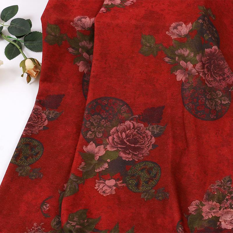 Tissu en laine et soie à imprimé floral rouge : Matière chaude pour la couture automne-hiver