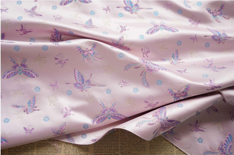 Tissu Butterfly Gold Thread : 150 cm de large, polyester tissé orné