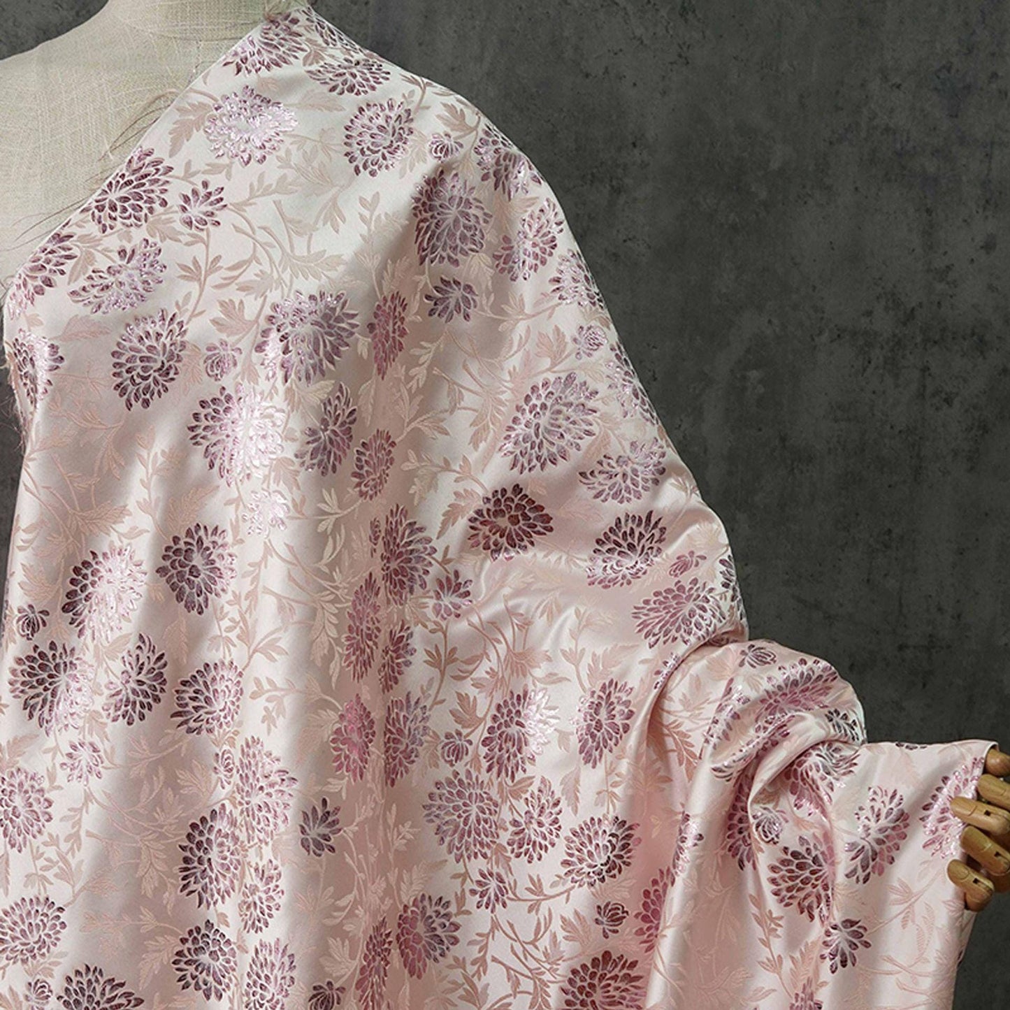 Tissu brocart de soie et rayonne à motif hibiscus rose : 65 pouces de large, matériau de couture floral