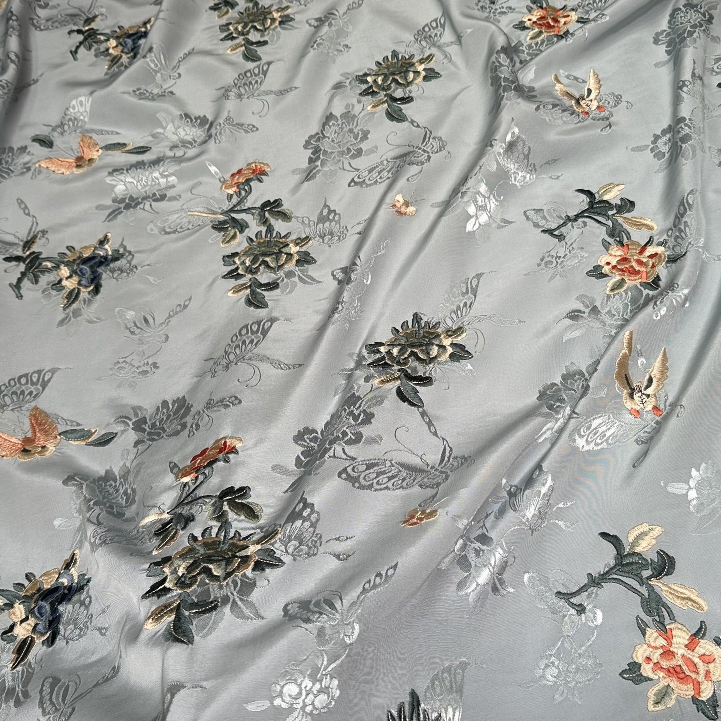 Tissu brodé à motifs floraux : mélange coton-rayonne de 150 cm de large