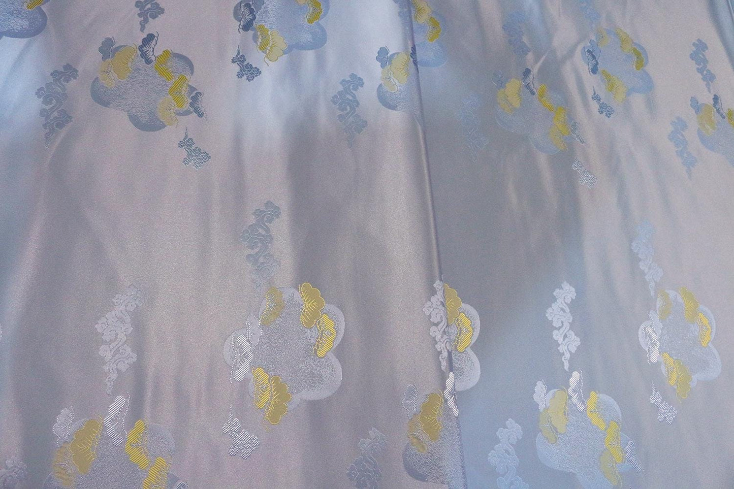 Tissu brocart tissé Nishijin : Tissu d'ameublement à motifs floraux en fil d'or