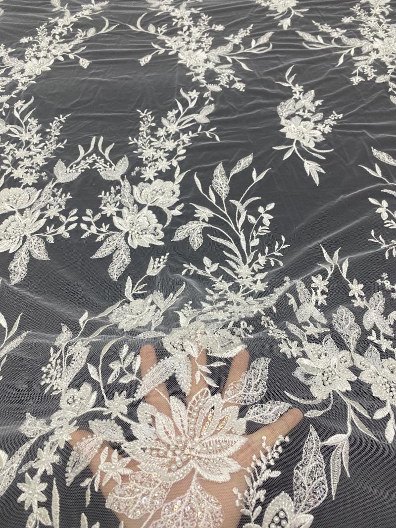 Tissu à sequins brodé de fleurs : rayonne de 124 cm de large pour la confection de vêtements