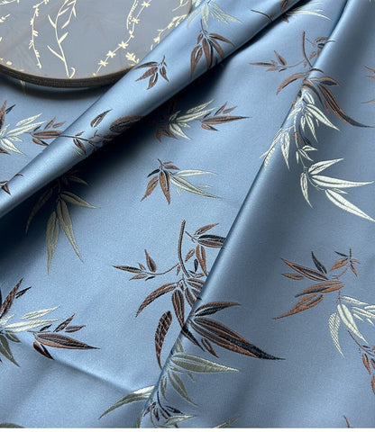 Tissu brocart de soie bleu ciel : feuilles et fleurs de bambou, accents métalliques dorés