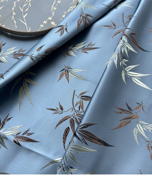 Tissu brocart de soie bleu ciel : feuilles et fleurs de bambou, accents métalliques dorés