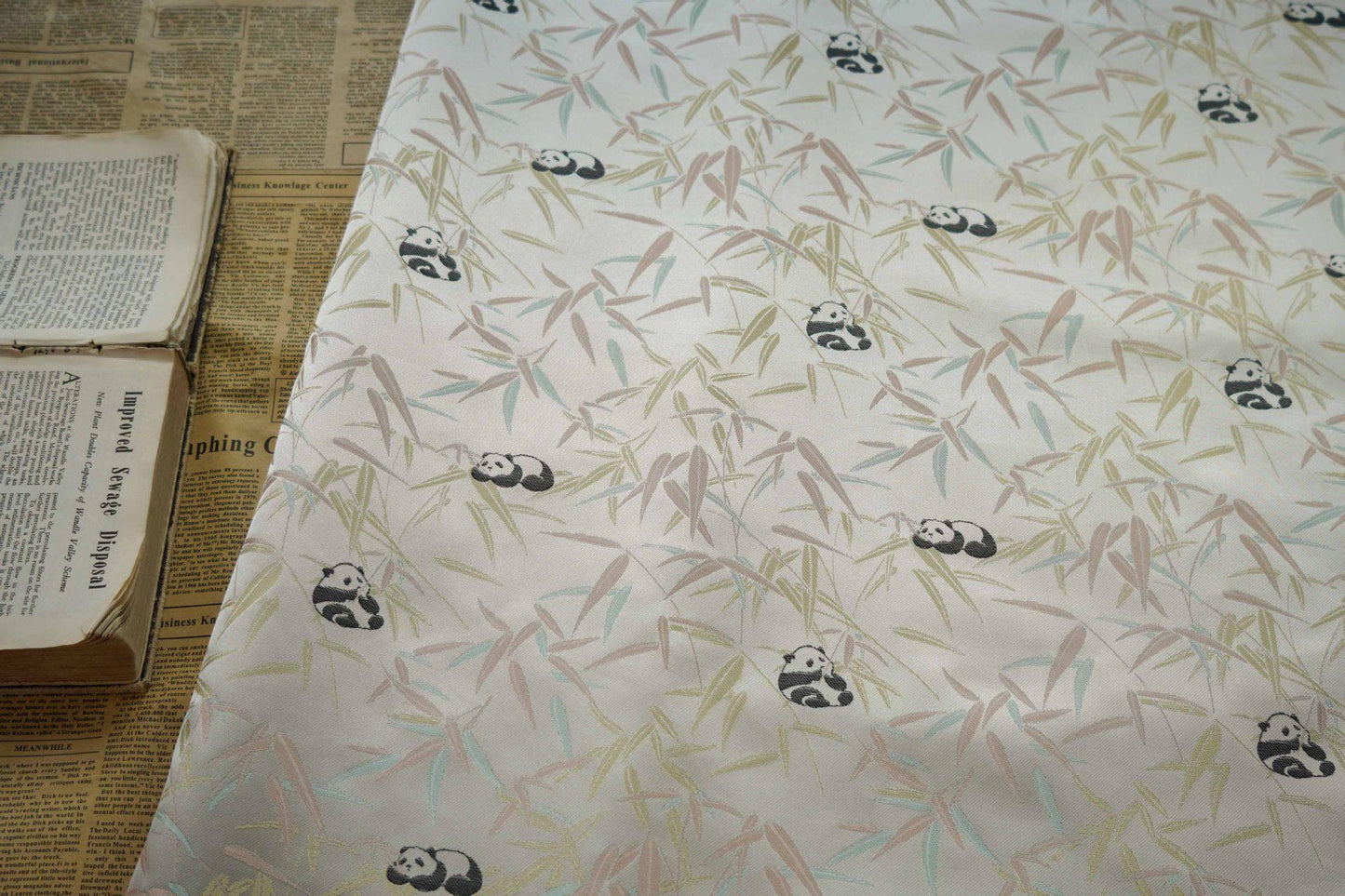 Tissu satiné brocart panda : 65 pouces de large, style couture chinoise