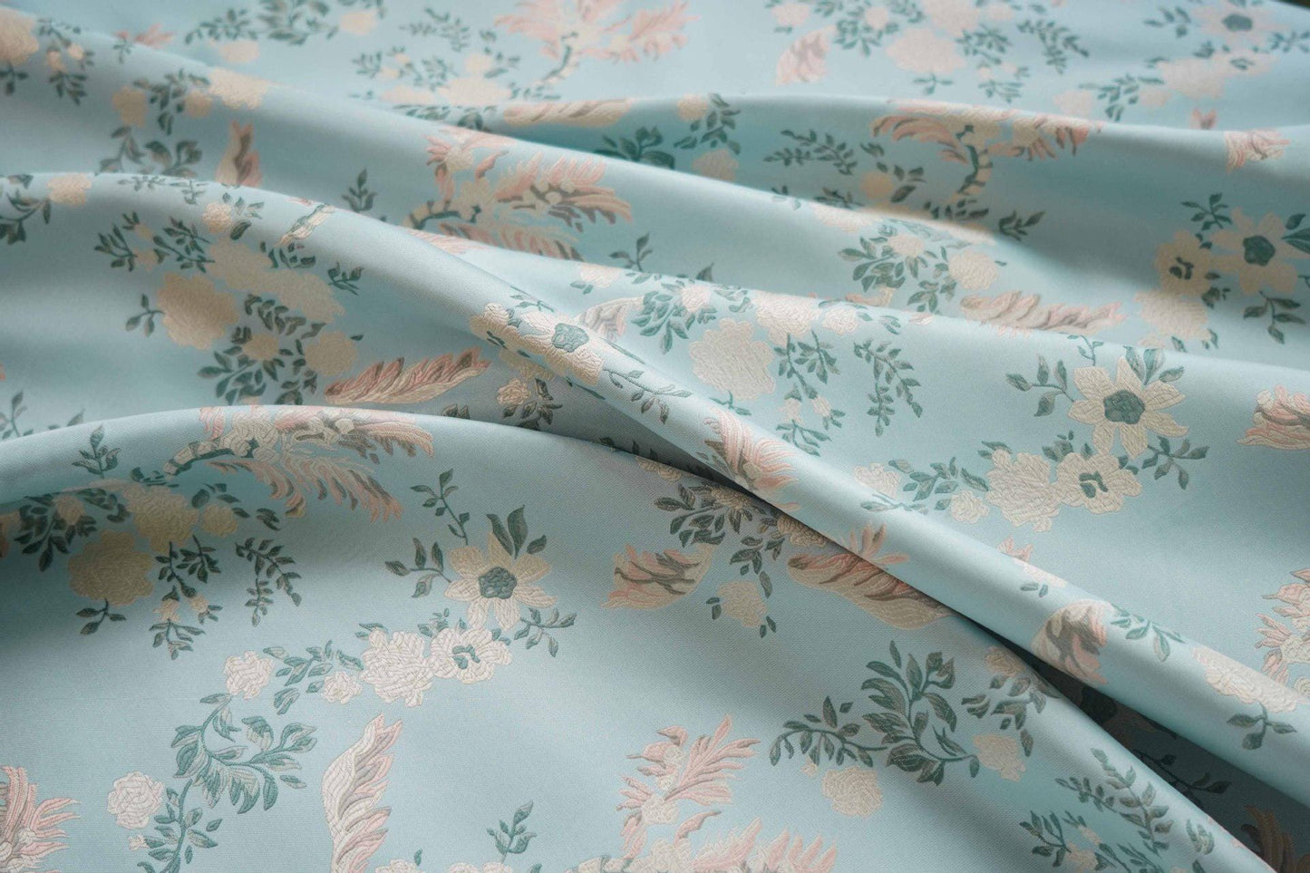 Tissu jacquard à motif floral : Lurex brillant tissé à motif floral 3D, 165 cm de large