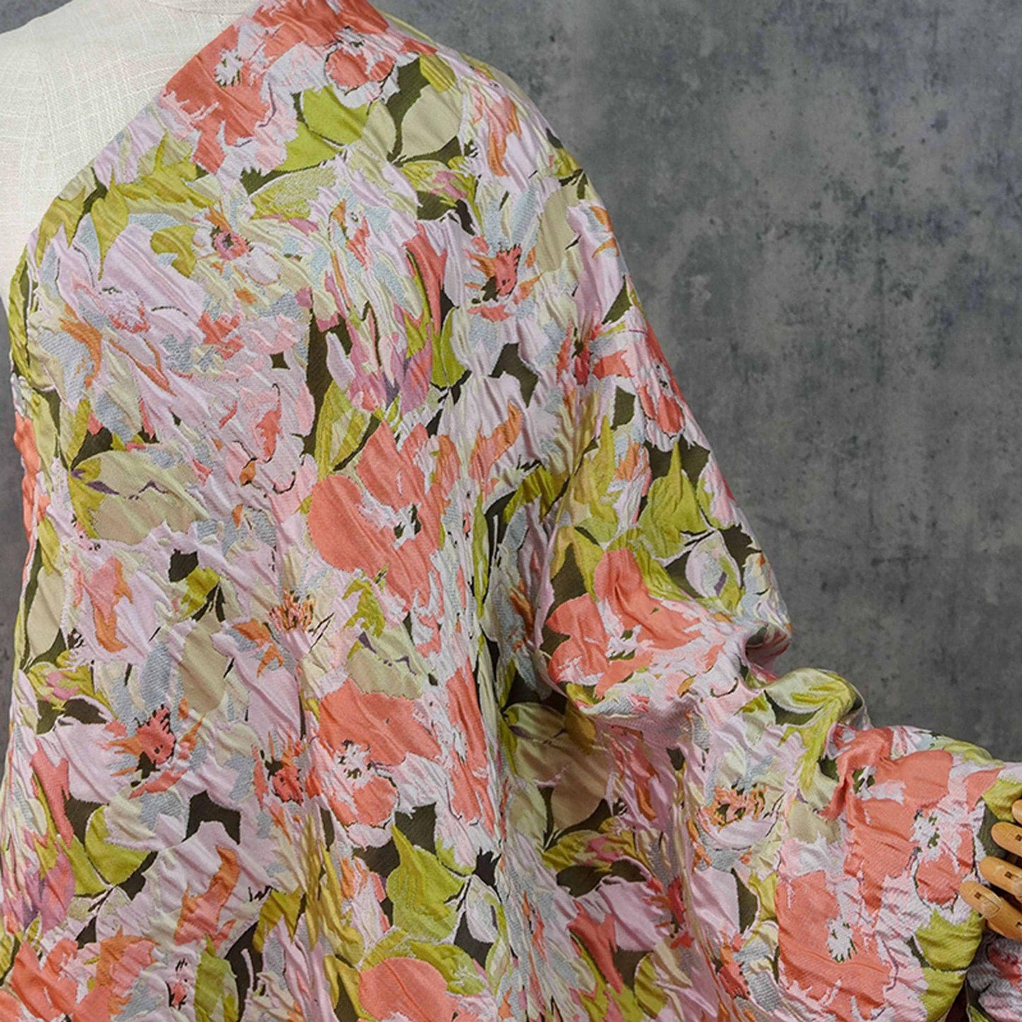 Tissu jacquard à motifs floraux en relief : Matière pour robe champêtre romantique