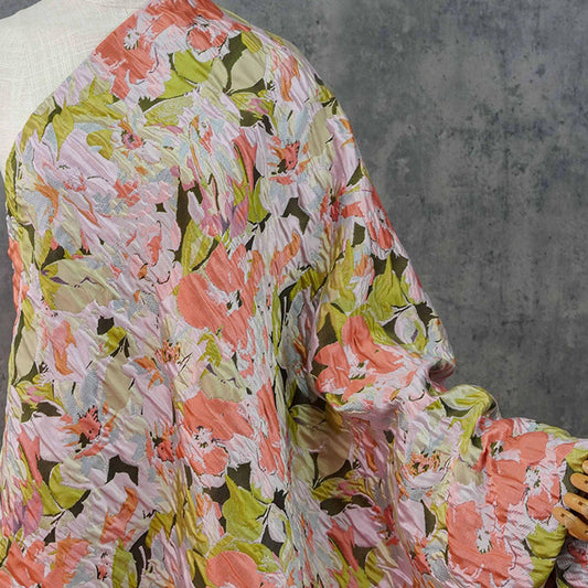Tissu jacquard à motifs floraux en relief : Matière pour robe champêtre romantique