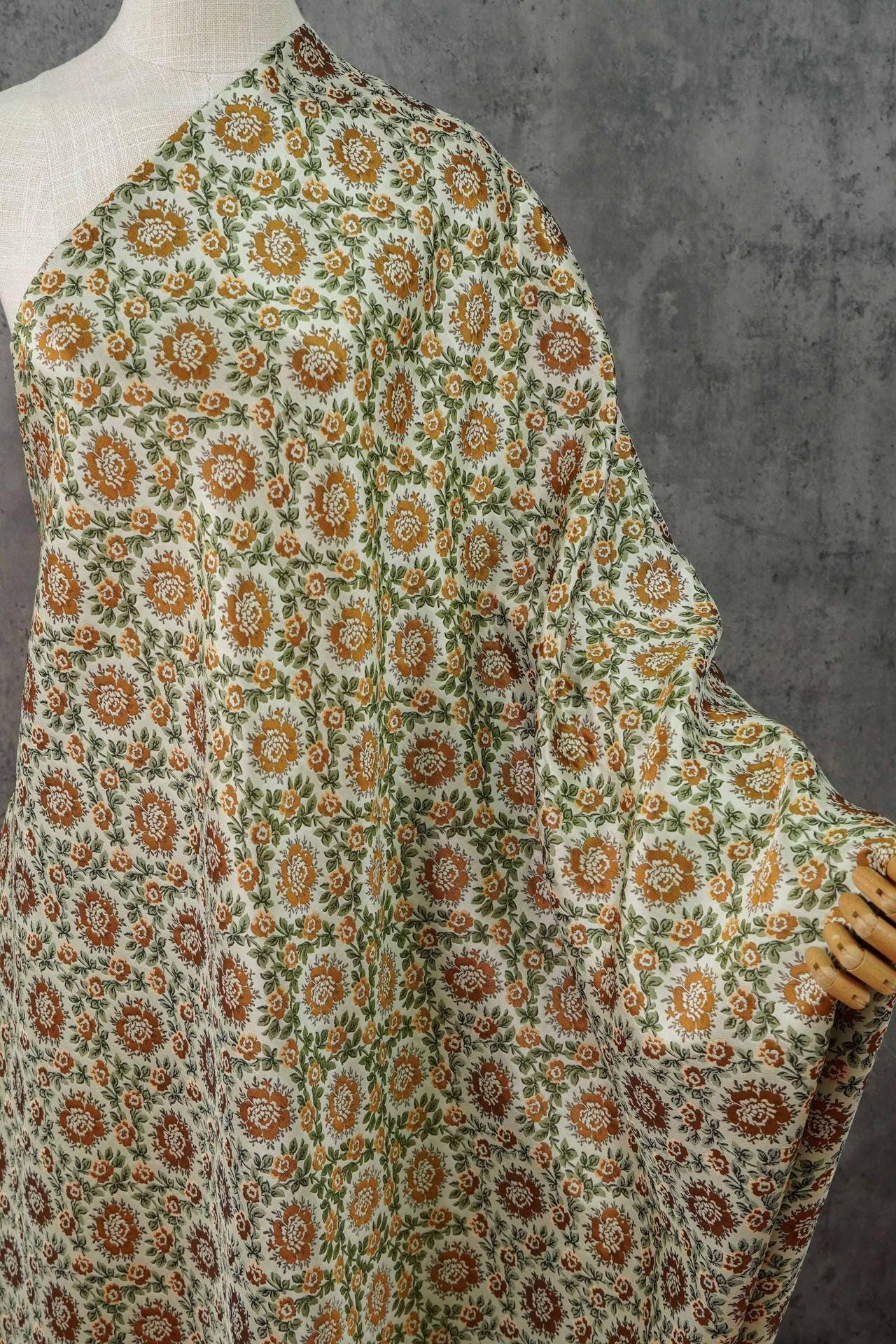 Pastoral Vintage Wreath Jacquard Fabric ��� Elegant Dress, Qipao, Suit, and Handbag Ma