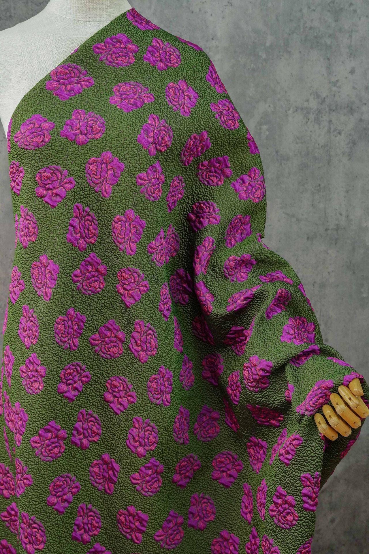 Tissu jacquard Rose Verte : Damas floral en relief 3D, 140 cm de large