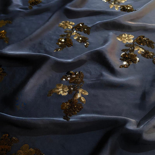 Tissu satiné noir avec broderie de sequins dorés ��" Large