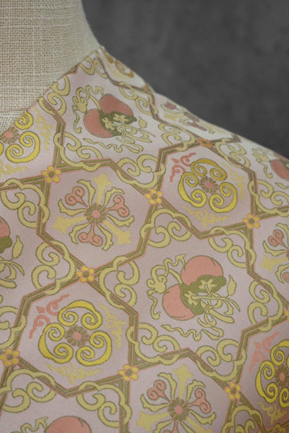 Tissu cheongsam en brocart rose clair : Huit trésors Ruyi, 150 cm de large