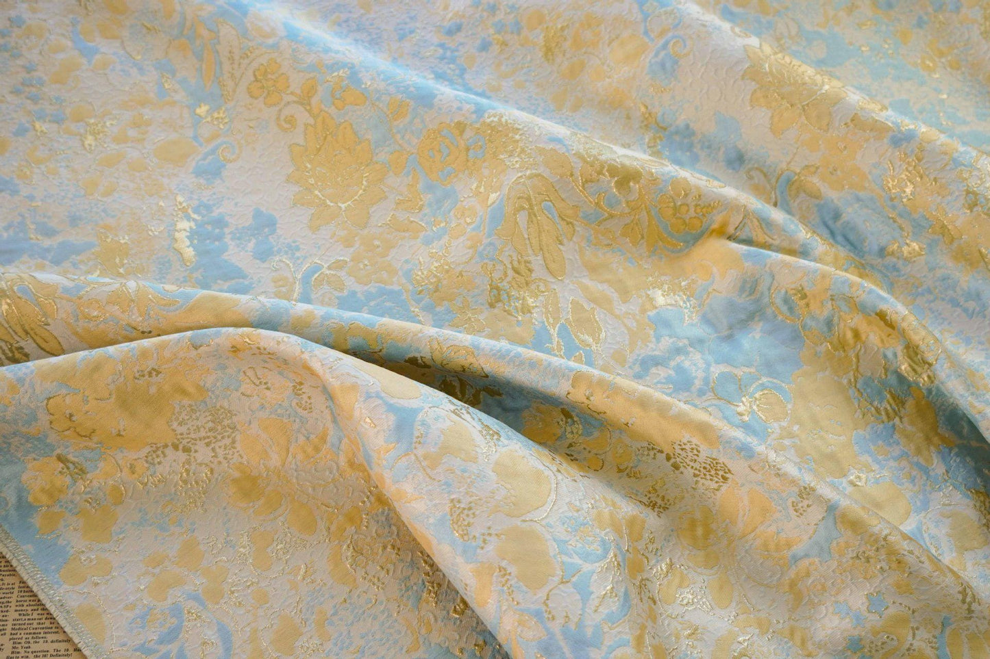 Tissu jacquard à fil doré : texture peinture à l’huile 3D, largeur 140 cm (55 po) – au mètre