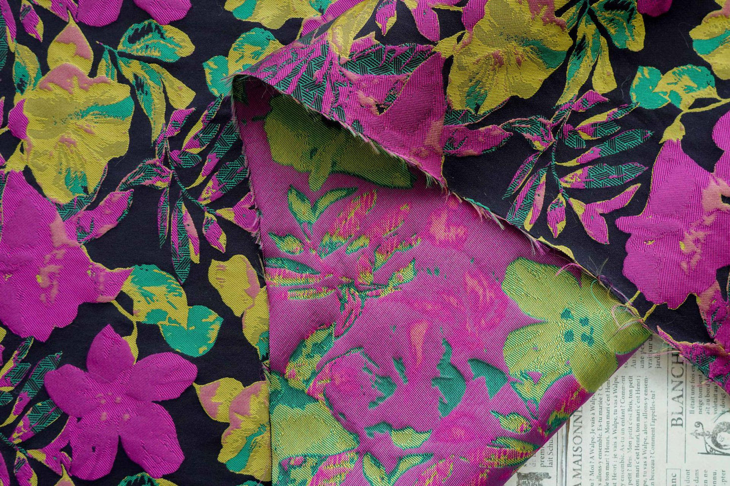 Tissu jacquard floral en relief : tissu pour gilet style vintage, 140 cm de large