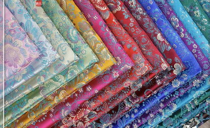 Tissu brocart jacquard damassé à motifs floraux : mélange de soie et de rayonne