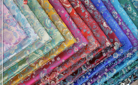 Tissu brocart jacquard damassé à motifs floraux : mélange de soie et de rayonne