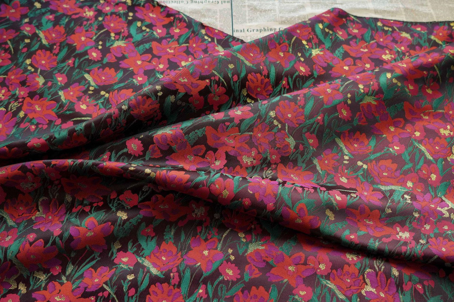 Tissu jacquard à motif floral avec fil doré : texture 3D, largeur 165 cm