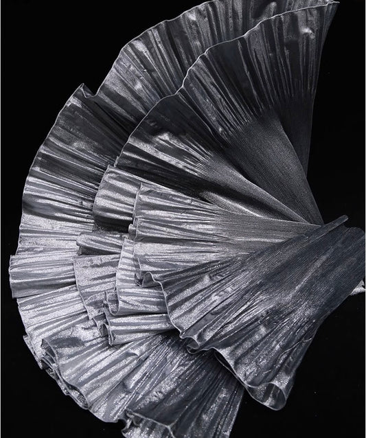 Dentelle organza à lustre métallique : tissu de créateur à volants 3D
