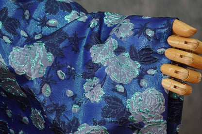 Tissu brocart jacquard vintage à roses bleues et fils dorés : matériel de couture pour projets DIY