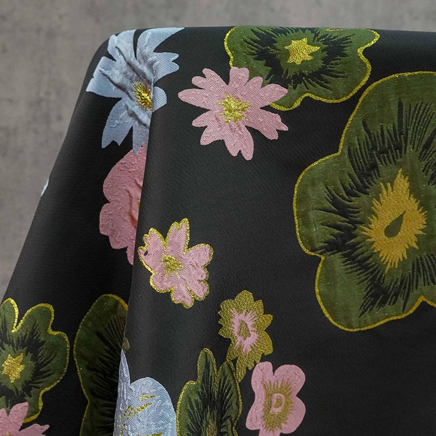 Tissu brocart floral à fils d'or : Robe élégante, ameublement et décoration d'intérieur