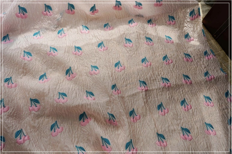 Tissu jacquard cerise rose : tissu 3D de créateur, 140 cm de large
