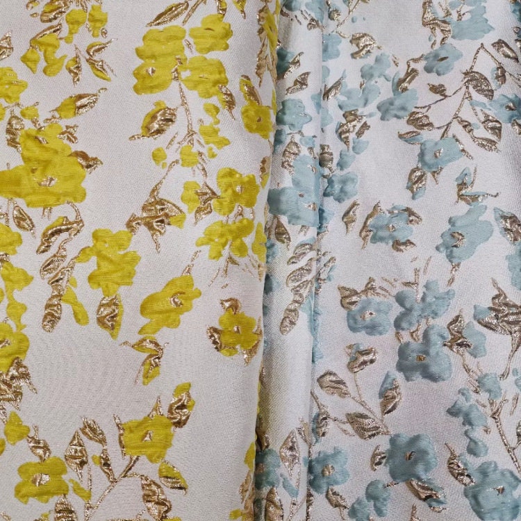 Tissu jacquard à motif floral et fils dorés : texture 3D pour ameublement et costumes - 142 cm de large