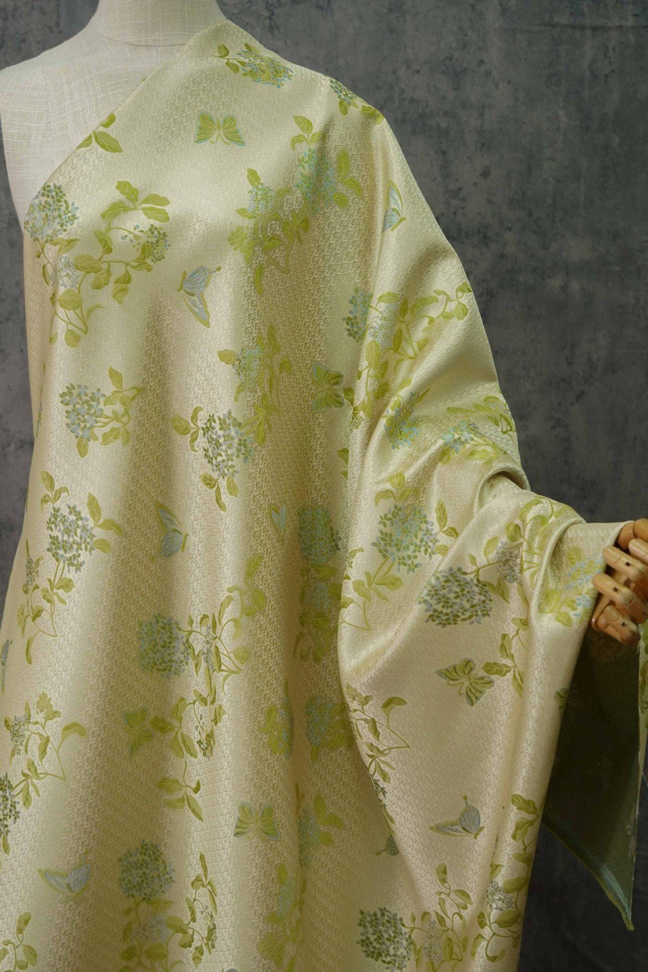 Tissu jacquard à motifs floraux avec fil doré : largeur 165 cm, ameublement et couture