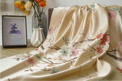 Tissu brocart Fleur de Prunier : Jacquard de rayonne champagne, 150 cm de large