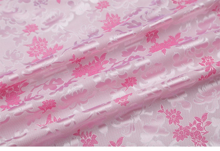 Tissu brocart à motifs floraux : rose et lilas, pour ameublement, costumes et décoration - 89 cm de large